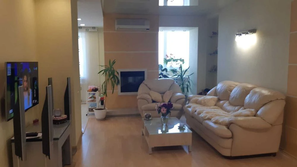 I will sell a 3-room apartment on the street Rabochey (Uralskaya, 5). Repair, m