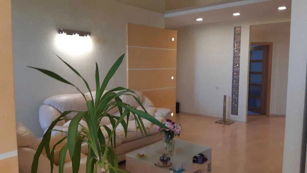I will sell a 3-room apartment on the street Rabochey (Uralskaya, 5). Repair, m