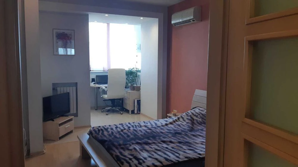 I will sell a 3-room apartment on the street Rabochey (Uralskaya, 5). Repair, m