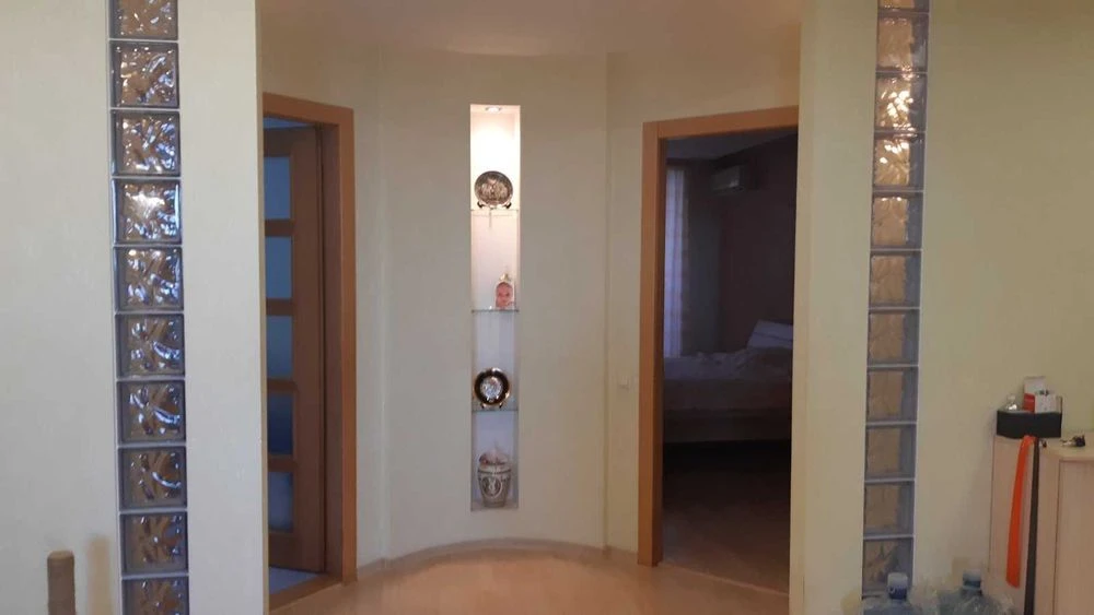 I will sell a 3-room apartment on the street Rabochey (Uralskaya, 5). Repair, m