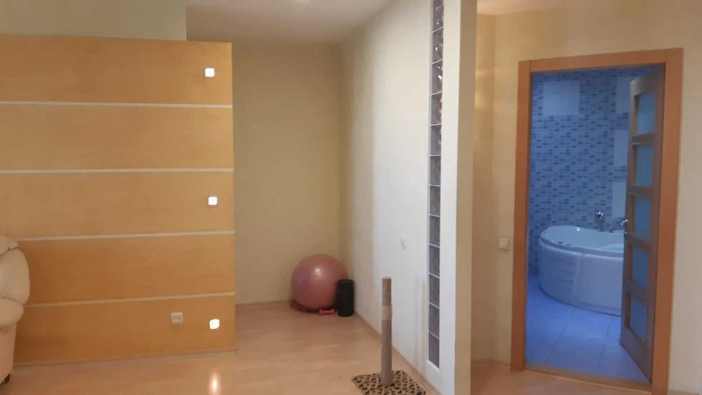 I will sell a 3-room apartment on the street Rabochey (Uralskaya, 5). Repair, m