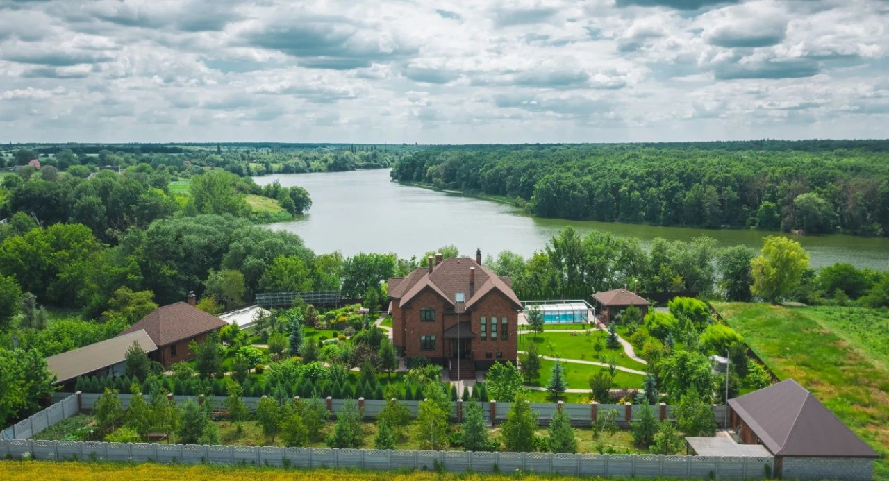 Сучасний заміський будинок для Вашої родини