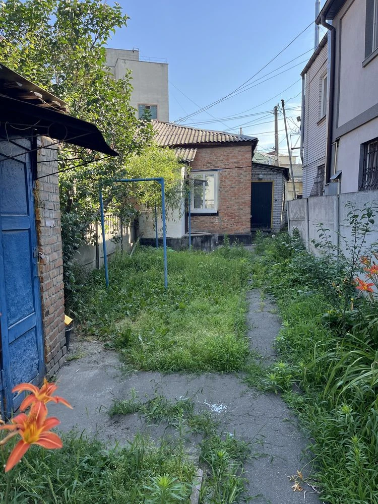 Продам дві частини будинку з окремим двором в центрі м. Біла