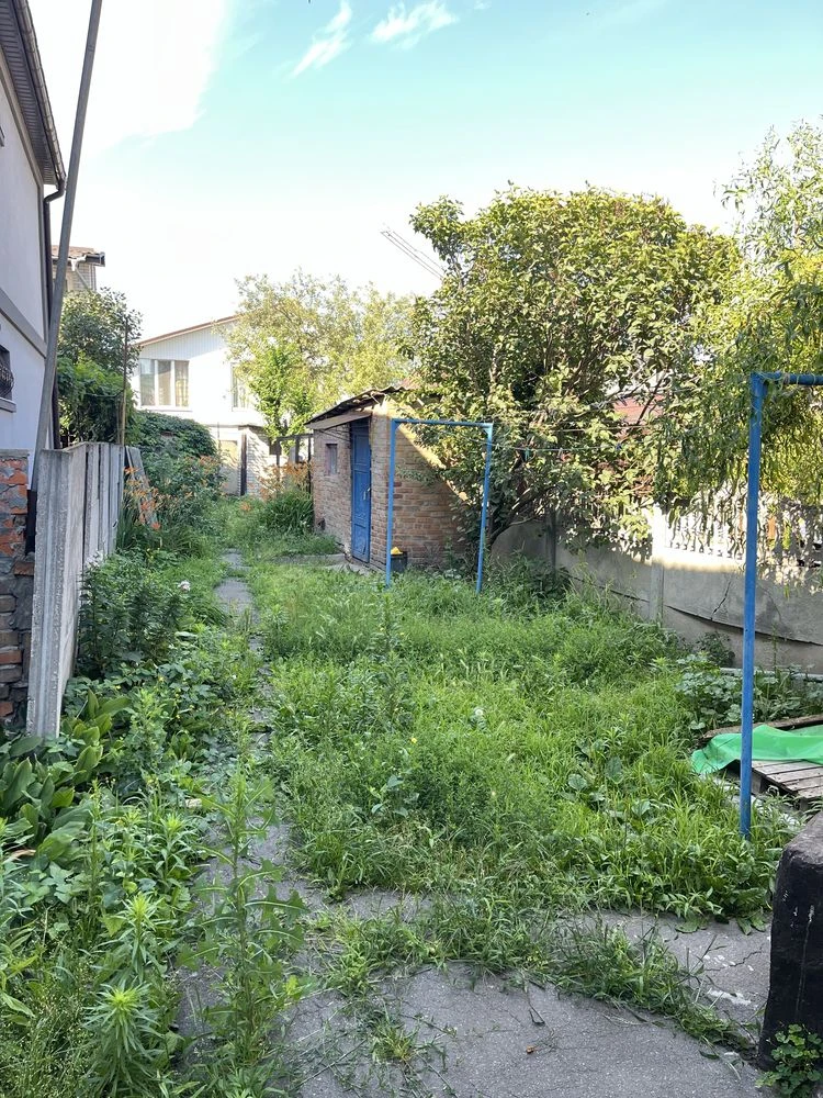 Продам дві частини будинку з окремим двором в центрі м. Біла