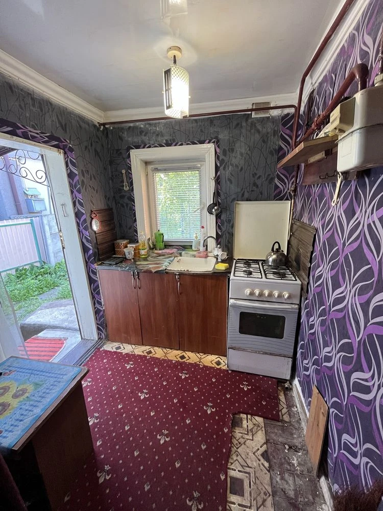 Продам дві частини будинку з окремим двором в центрі м. Біла