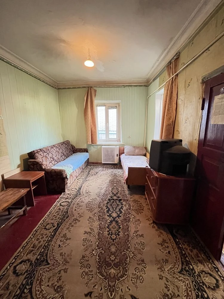 Продам дві частини будинку з окремим двором в центрі м. Біла