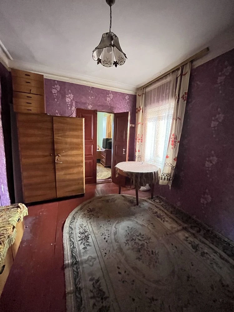 Продам дві частини будинку з окремим двором в центрі м. Біла