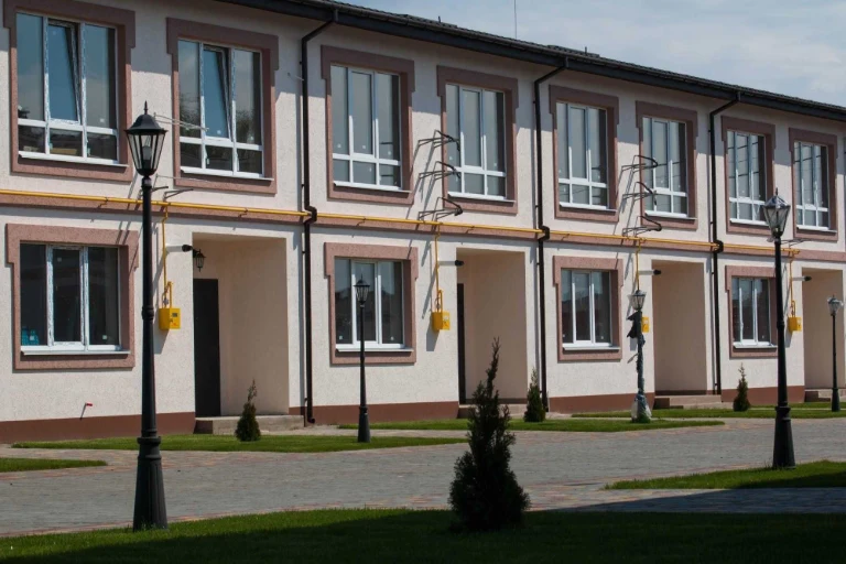 збудований таунхаус розтермінування на 1 рік ,внесок 50%Бори