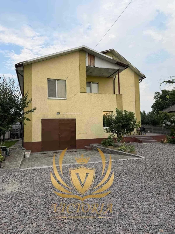Продам добротний будинок з гаражем у Борисполі