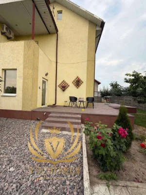 Продам добротний будинок з гаражем у Борисполі