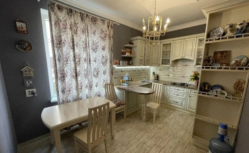 House Chervony Khutor