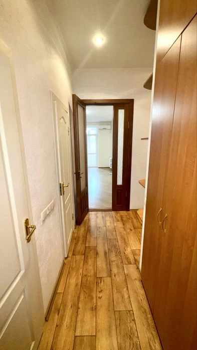 Продам двокімнатну сталінку з ремонтом в р-ні Мазепи.