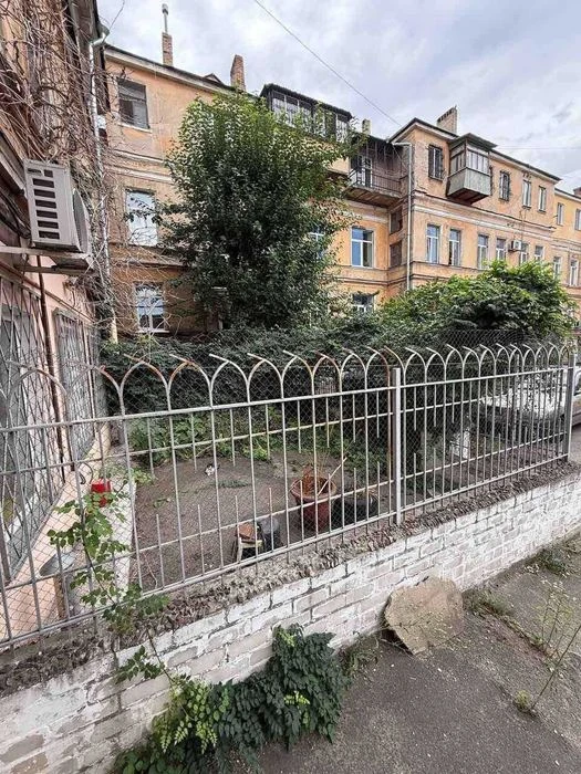 Квартира в центре со своим двором, 375254