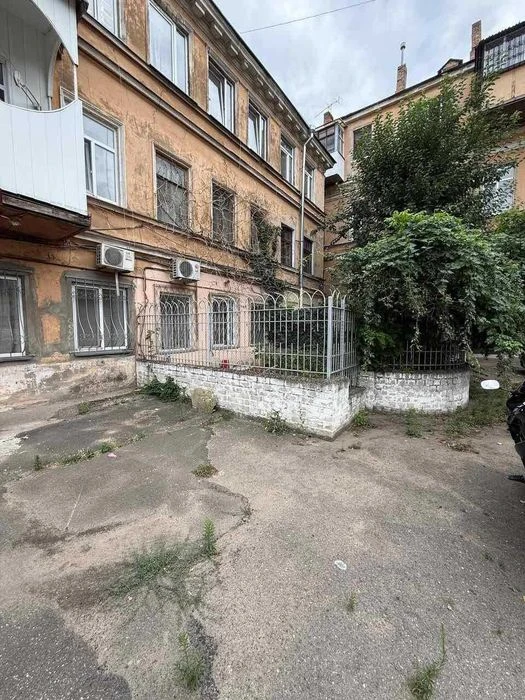 Квартира в центре со своим двором, 375254