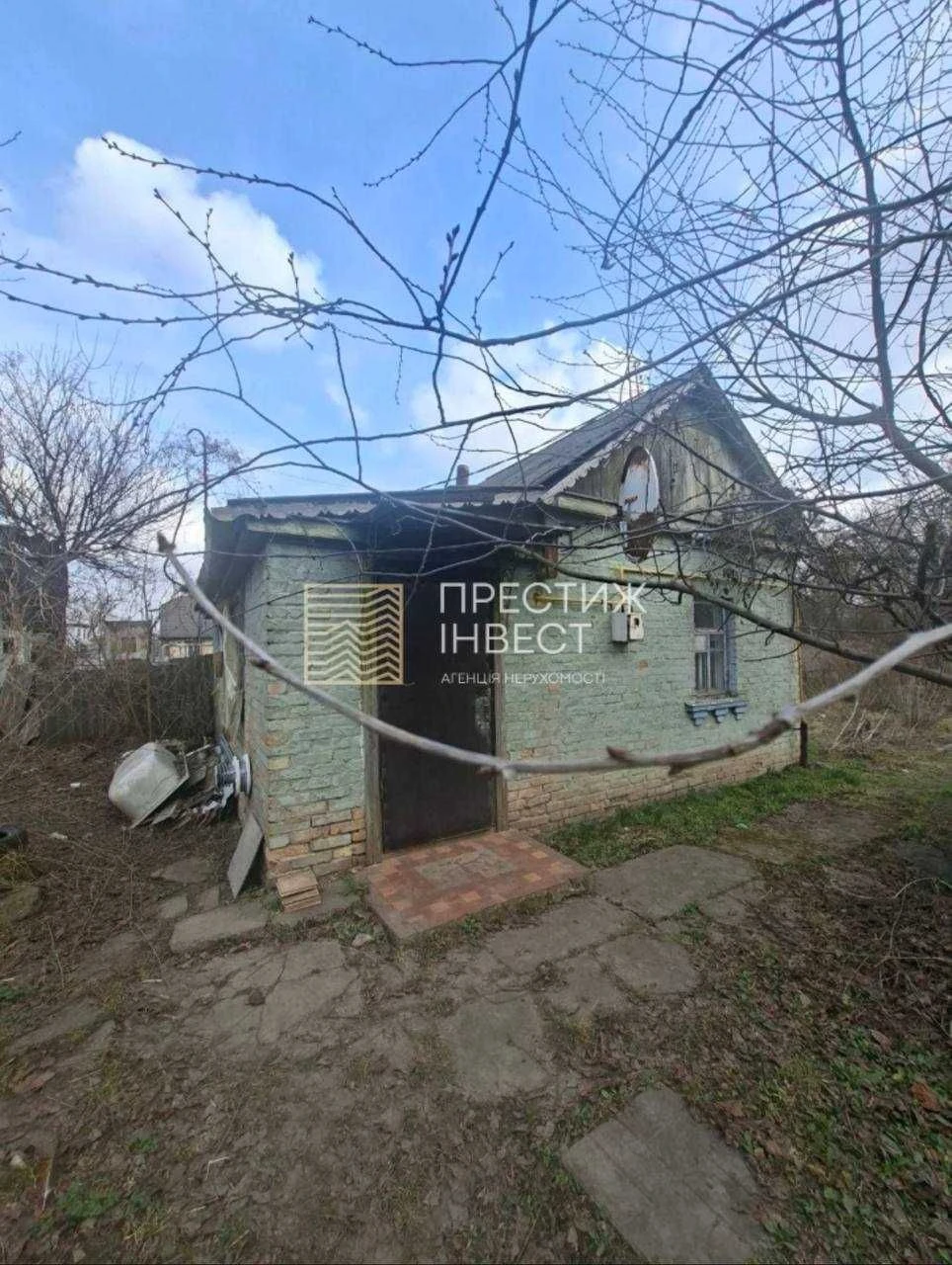 Sale of half a house on a 5-acre plot