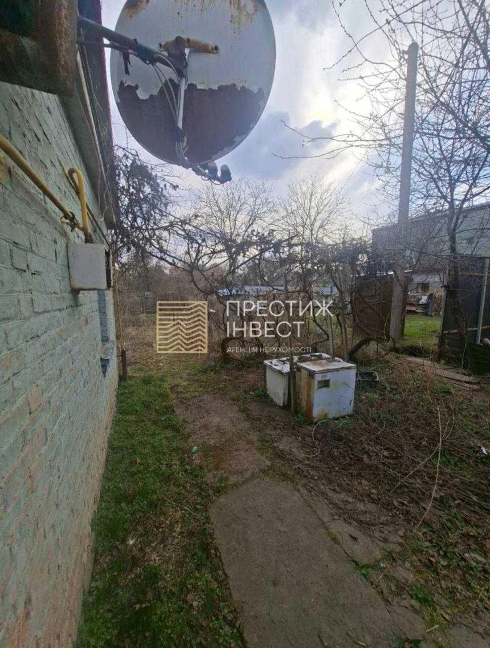 Sale of half a house on a 5-acre plot