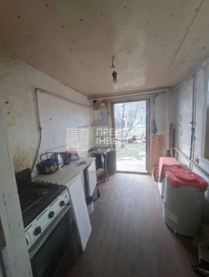Sale of half a house on a 5-acre plot