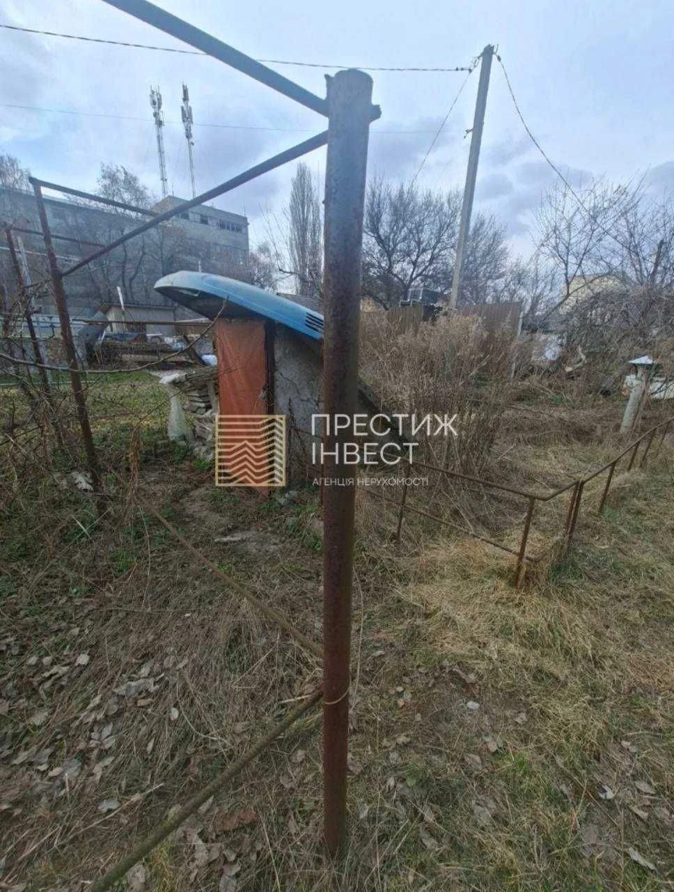 Sale of half a house on a 5-acre plot