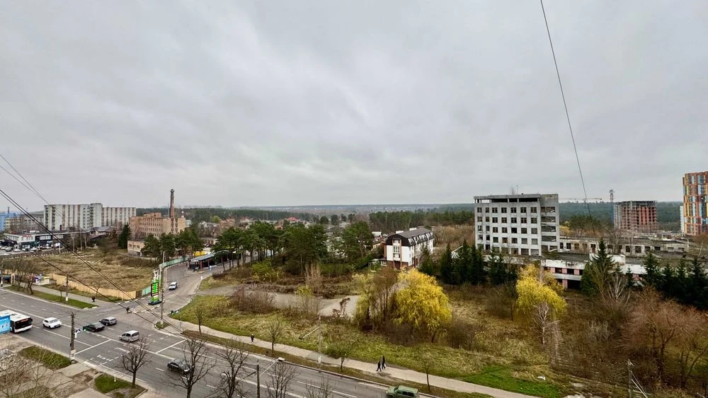Продаж 4 кімнатної квартири на Корбутівці.