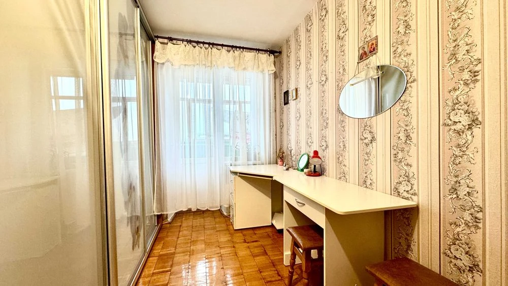 Продаж 4 кімнатної квартири на Корбутівці.