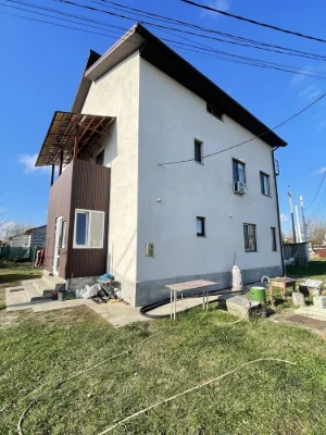 Продаж капітального триповерхового будинку в житловому район