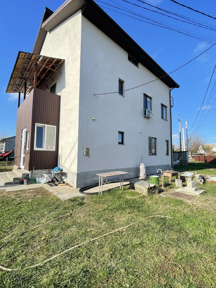 Продаж капітального триповерхового будинку в житловому район