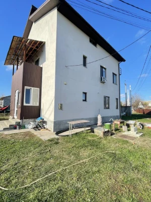 Продаж капітального триповерхового будинку в житловому район