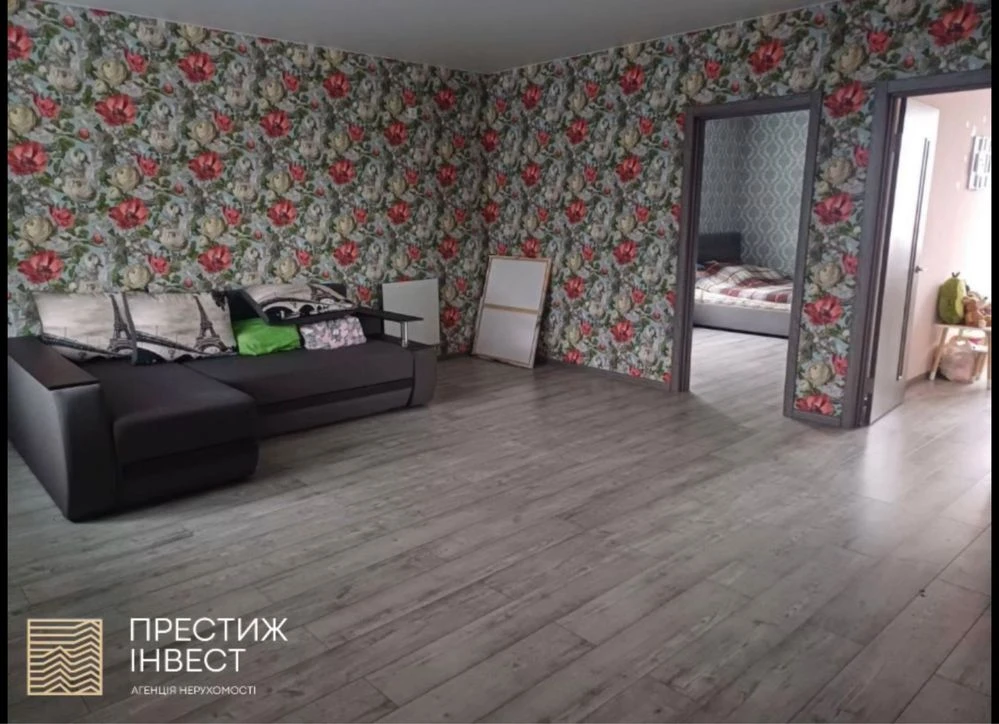 Продаж капітального триповерхового будинку в житловому район