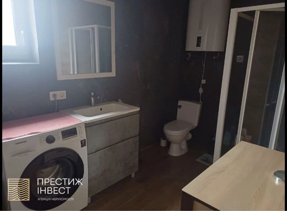 Продаж капітального триповерхового будинку в житловому район