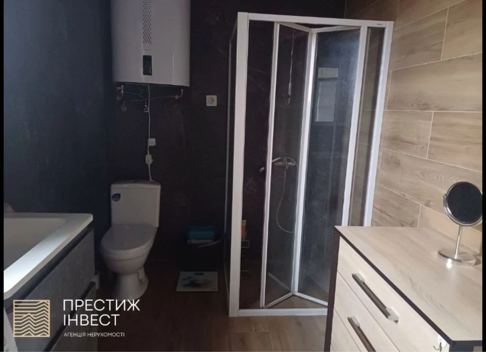 Продаж капітального триповерхового будинку в житловому район