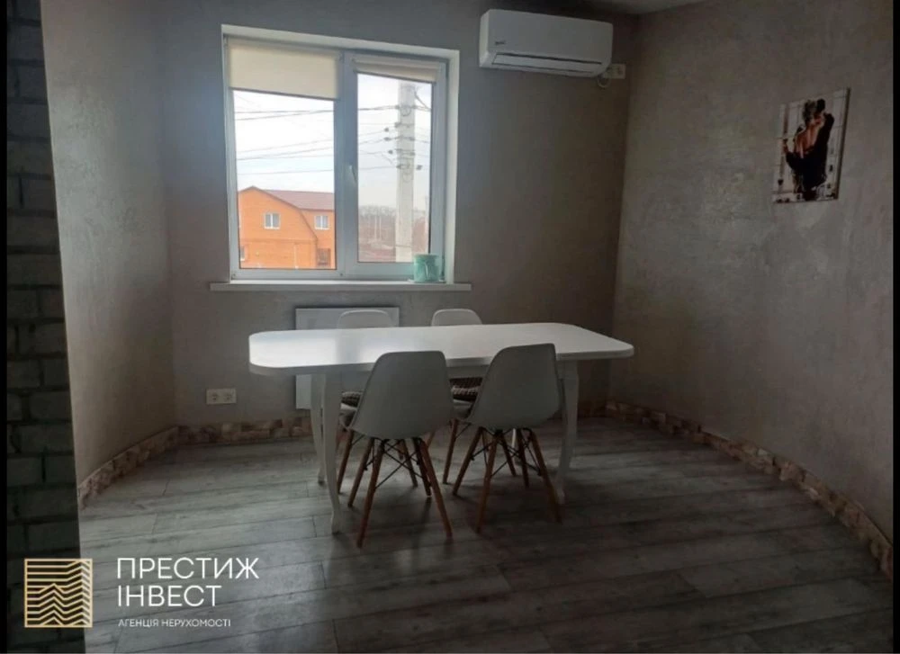 Продаж капітального триповерхового будинку в житловому район