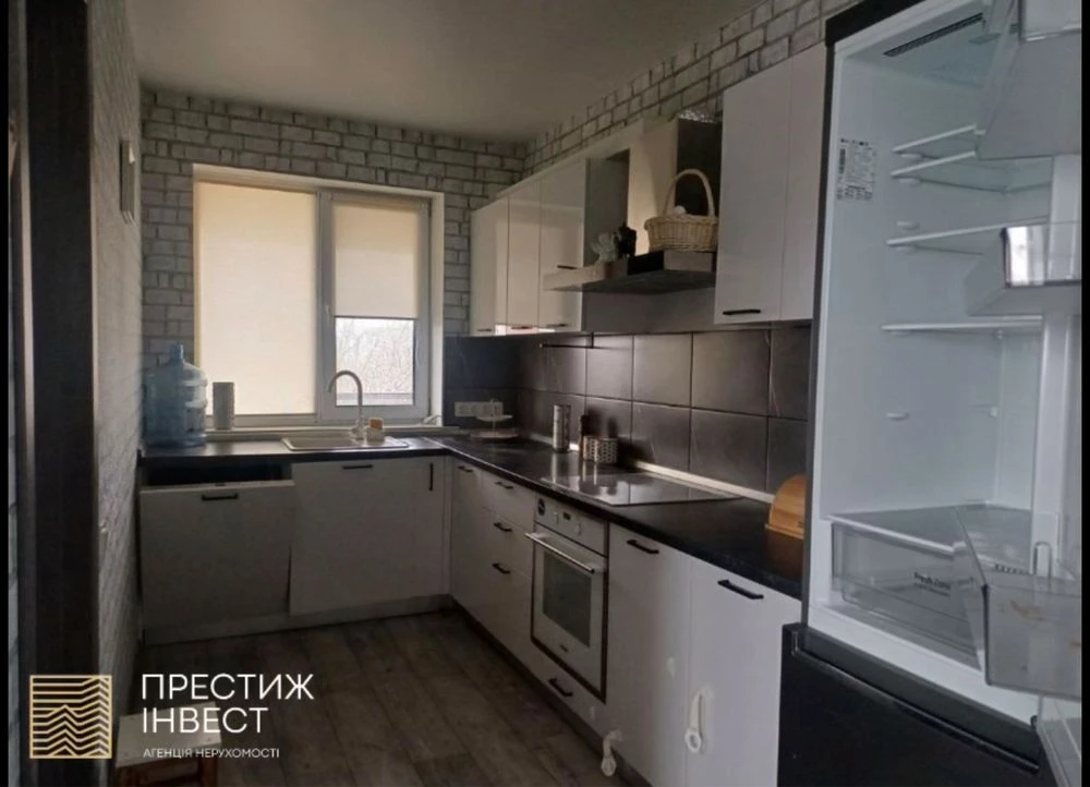 Продаж капітального триповерхового будинку в житловому район