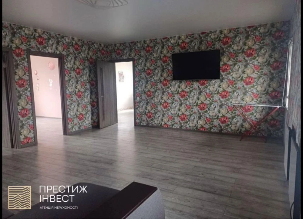 Продаж капітального триповерхового будинку в житловому район