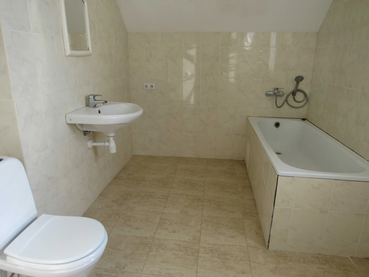Продам 2-поверховий будинок (150,9м2) або 1/2 будинку з гара