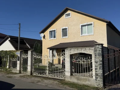Продам дом права сторона ( р-н Вет.лікарні)