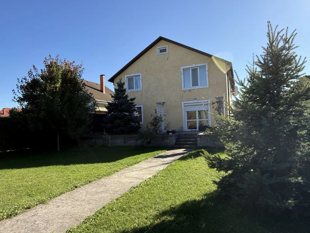 Продам дом права сторона ( р-н Вет.лікарні)