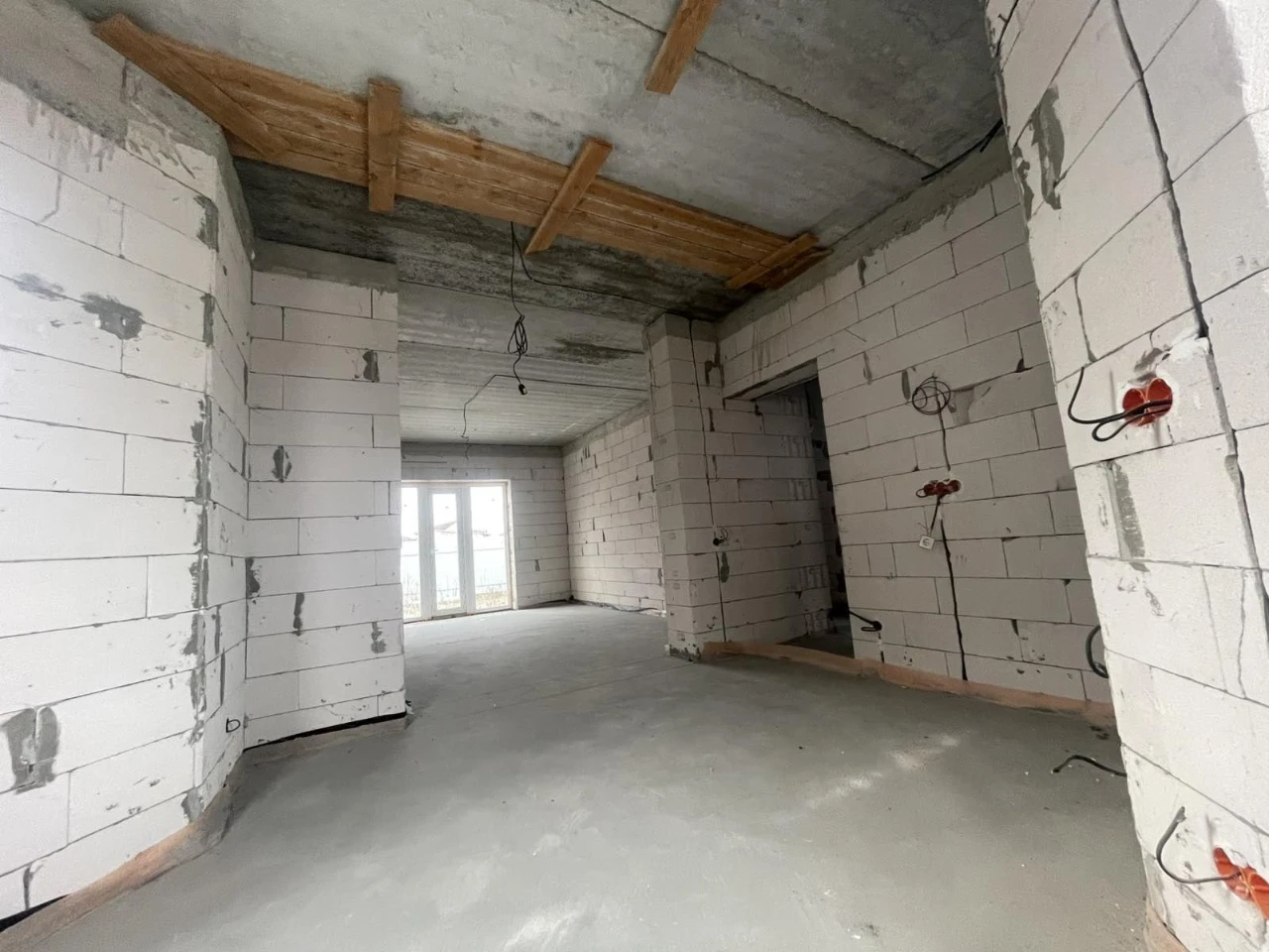 Продам Будинок, зроблена система опалення , електрика,  сант