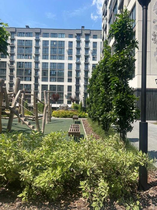 Продається 2 кімнатна квартира . Готова до ремонту