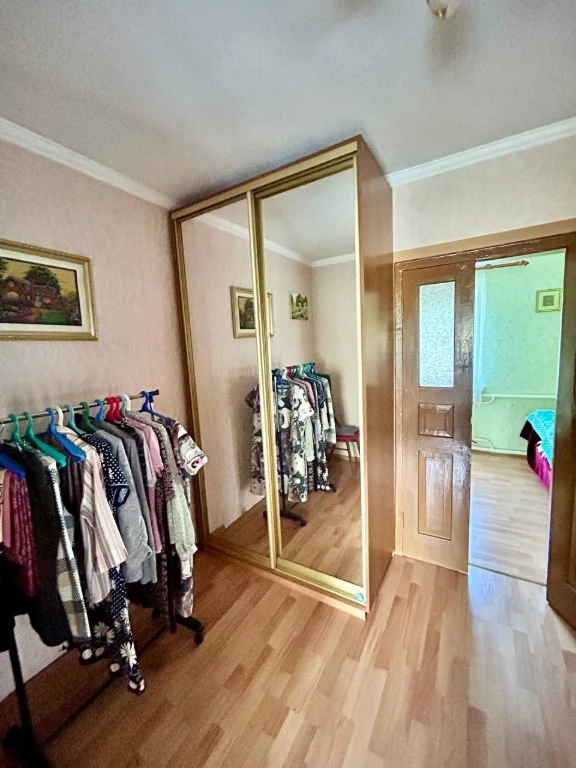 Продам пів будинку +гараж+ квартира і в Броварах
