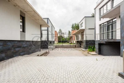 Сучасний будинок преміум-класу 400 м² з басейном та панорамн