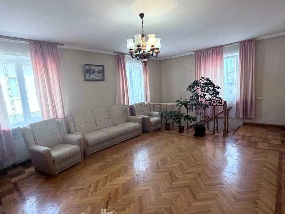 Будинок. Бровари, Молодіжна