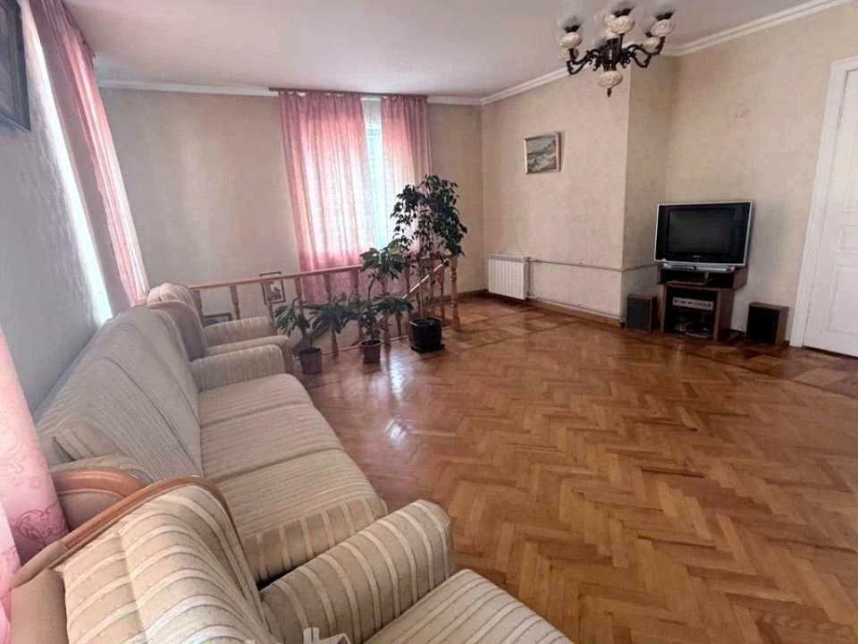 Будинок. Бровари, Молодіжна