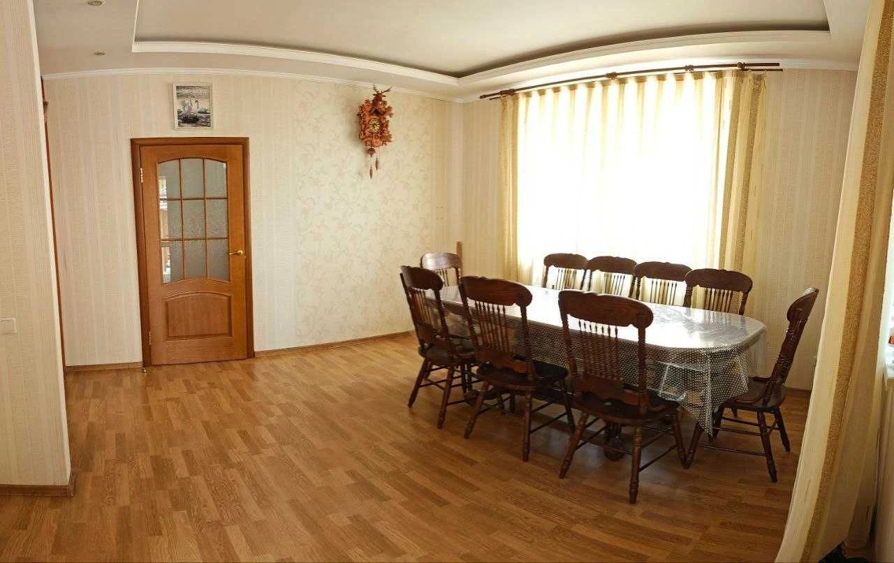 Продаж 2 поверхового будинку з ділянкою на 10 соток, 464 кв.