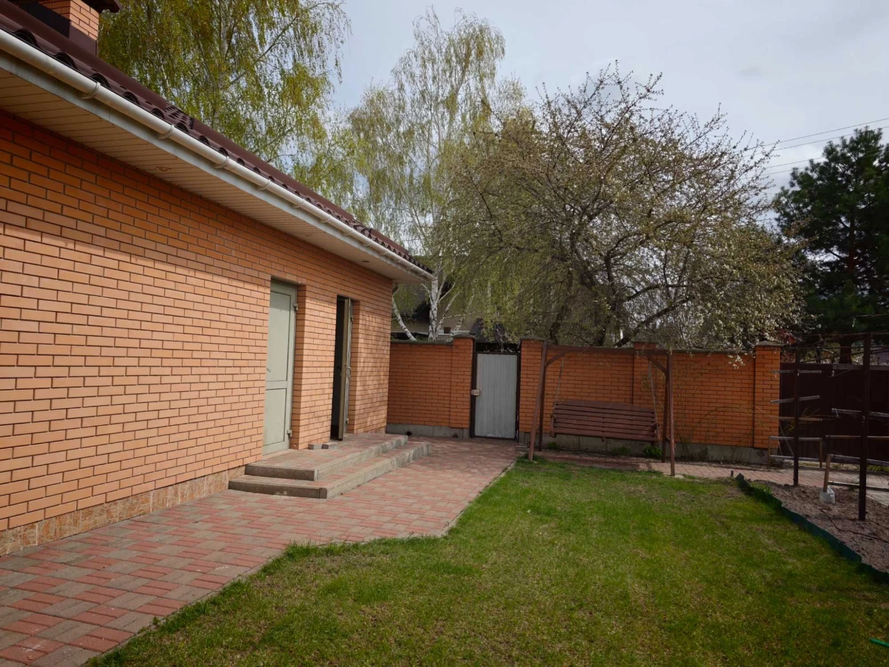 Продаж 2 поверхового будинку з ділянкою на 10 соток, 464 кв.