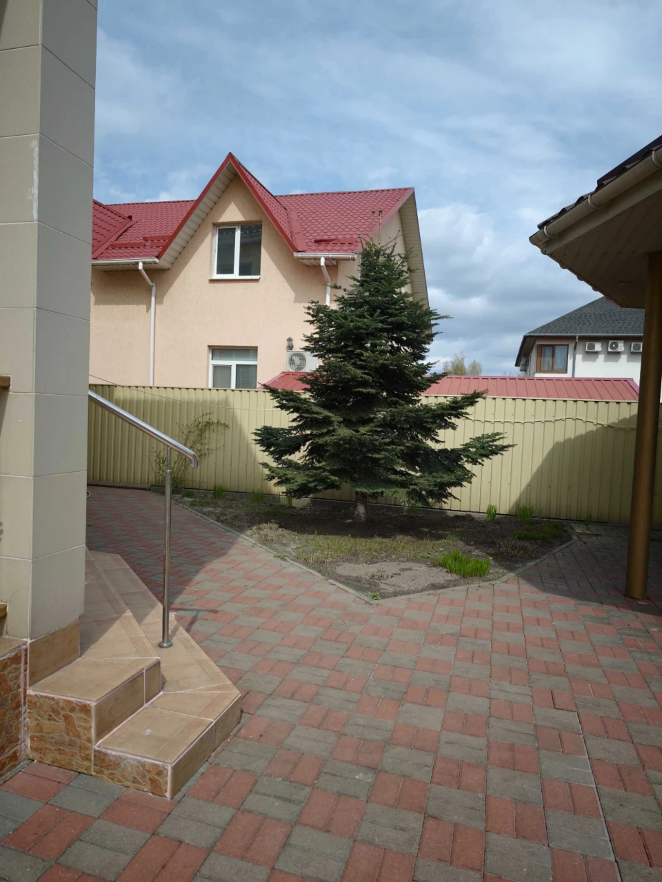 Продаж 2 поверхового будинку з ділянкою на 10 соток, 464 кв.