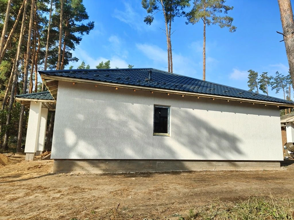 Продається капітальний цегляний будинок з соснами на ділянці