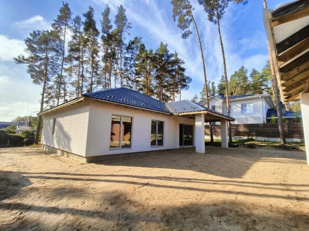 Продається капітальний цегляний будинок з соснами на ділянці