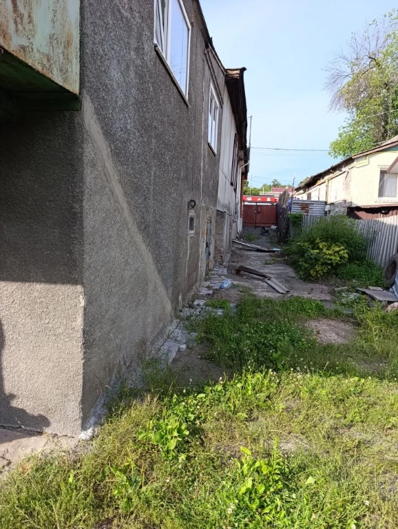 Продам 2/3 будинку біля БК