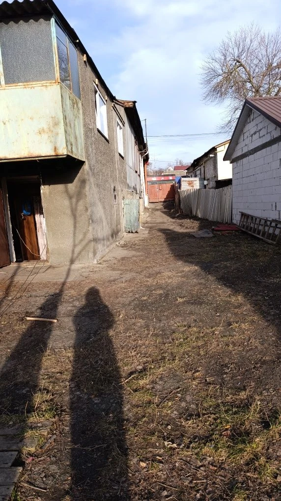 Продам 2/3 будинку біля БК