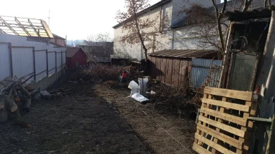 Продам 2/3 будинку біля БК